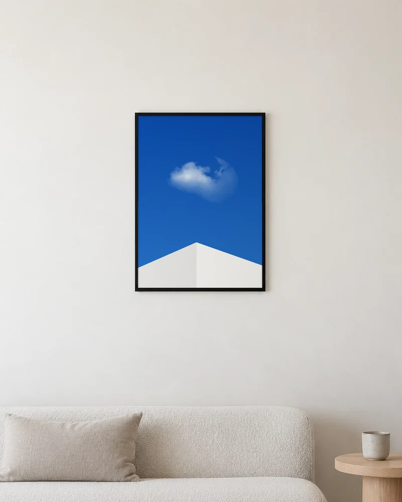 雲と縁をソファの上に飾った様子